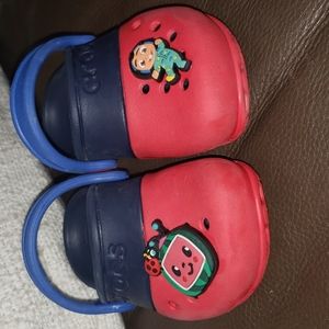 Toddler crocs size 6 with jj cocomelon and moonbug jibbitz